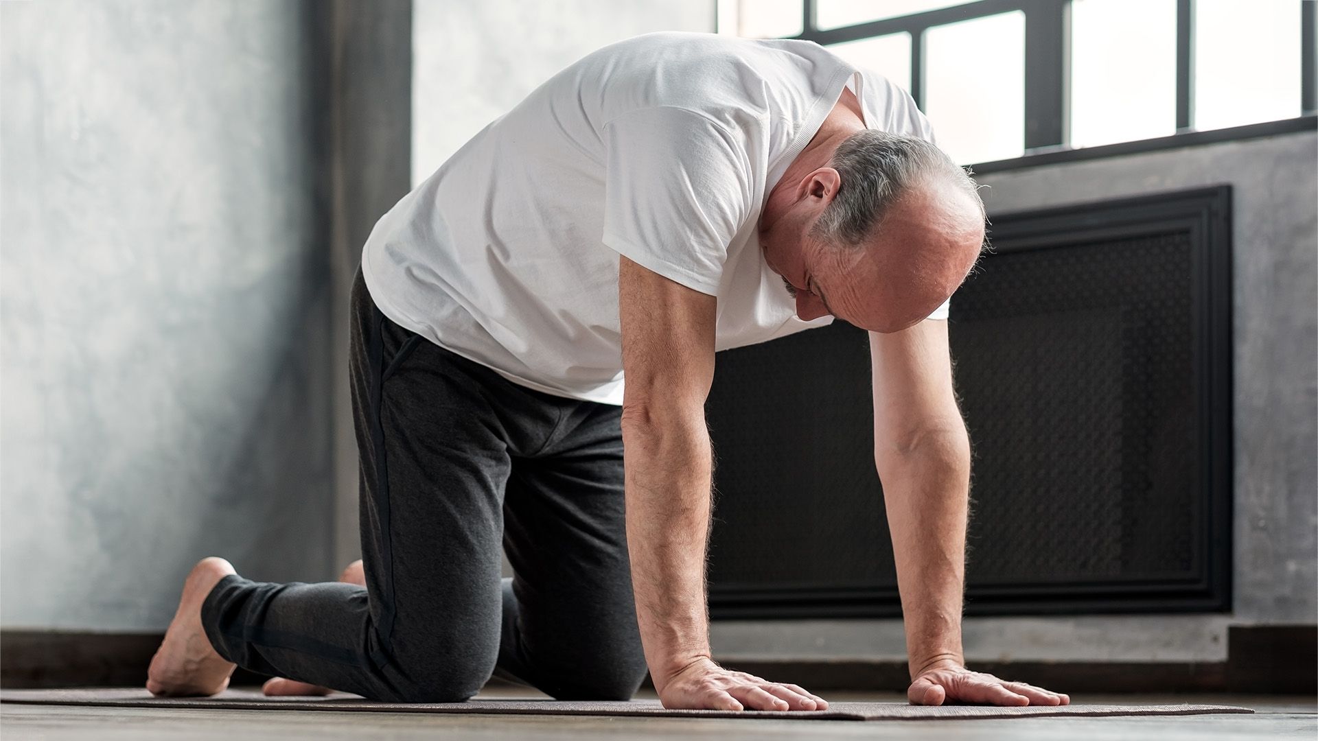 Die Yoga Übung Katze Kuh entspannt den Rücken