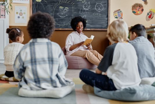 Kinder lernen eine Zweitsprache im Kindergarten