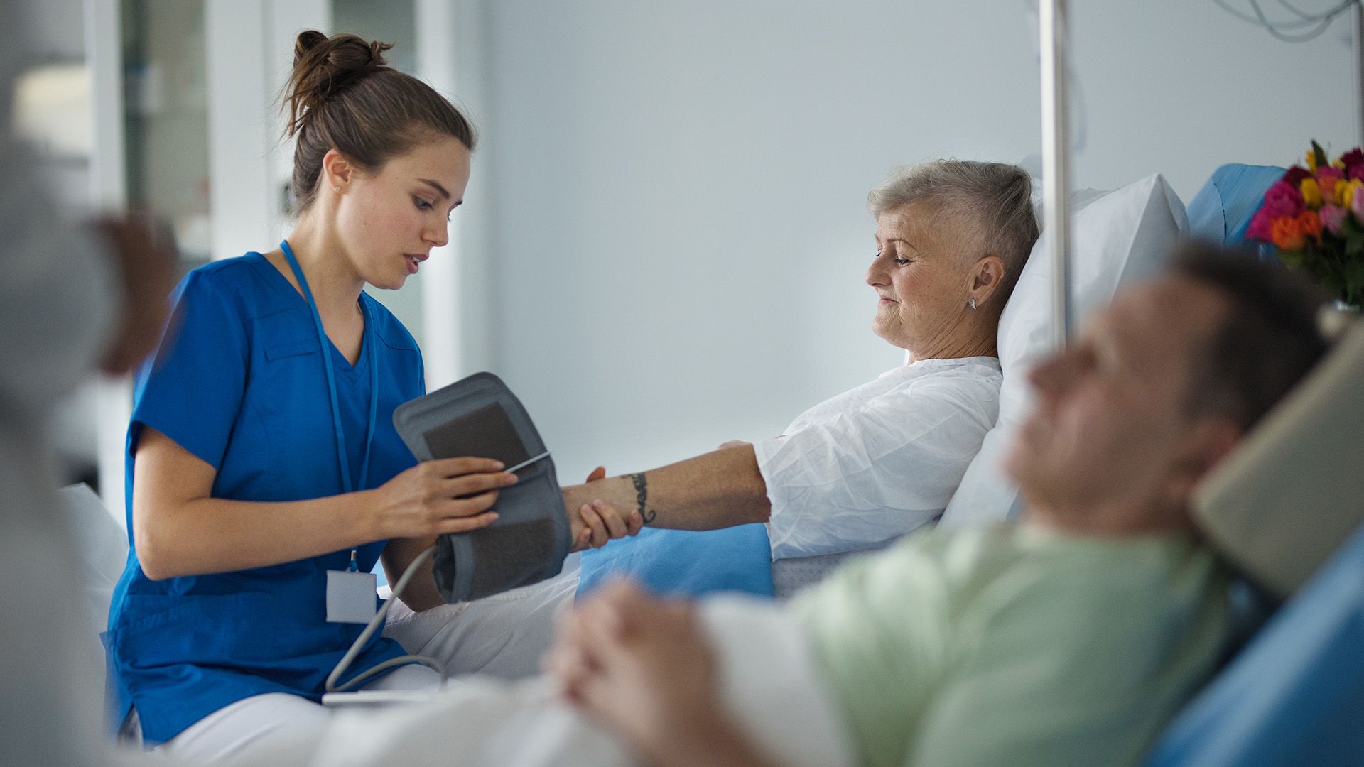 Eine baloop Gesundheits und Krankenpflegerin misst den Blutdruck einer Patientin