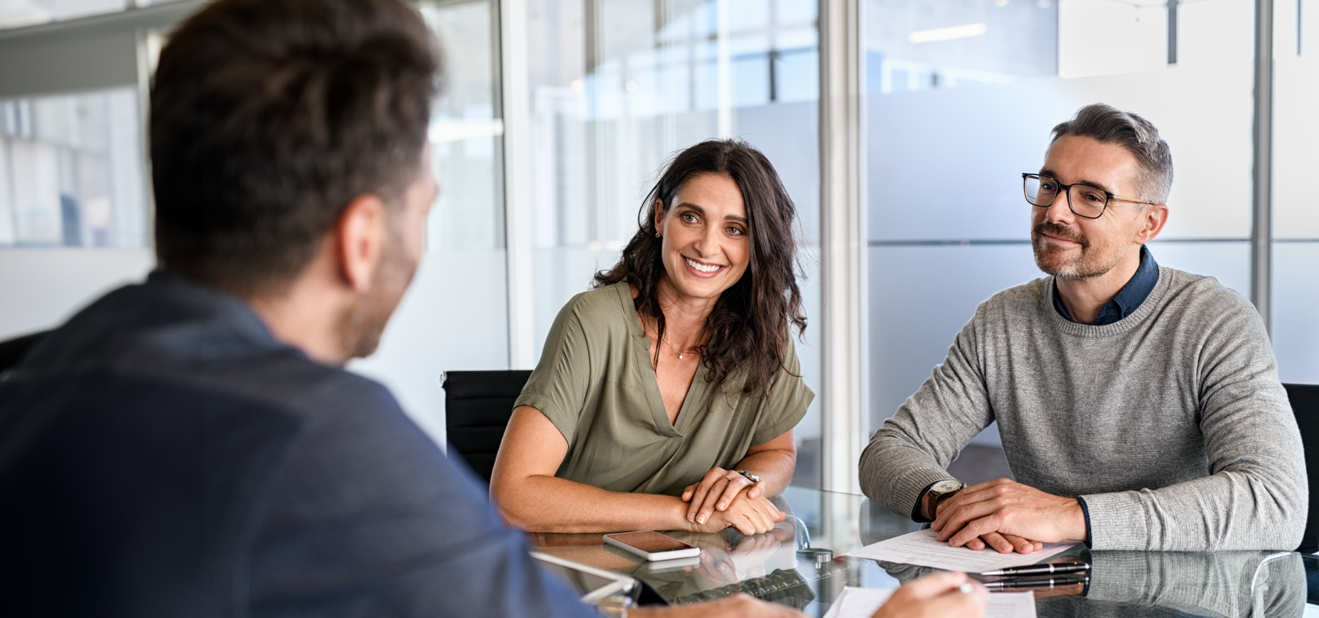 Geschäftsmann und medizinische Fachkraft bei einem Vertragsabschluss
