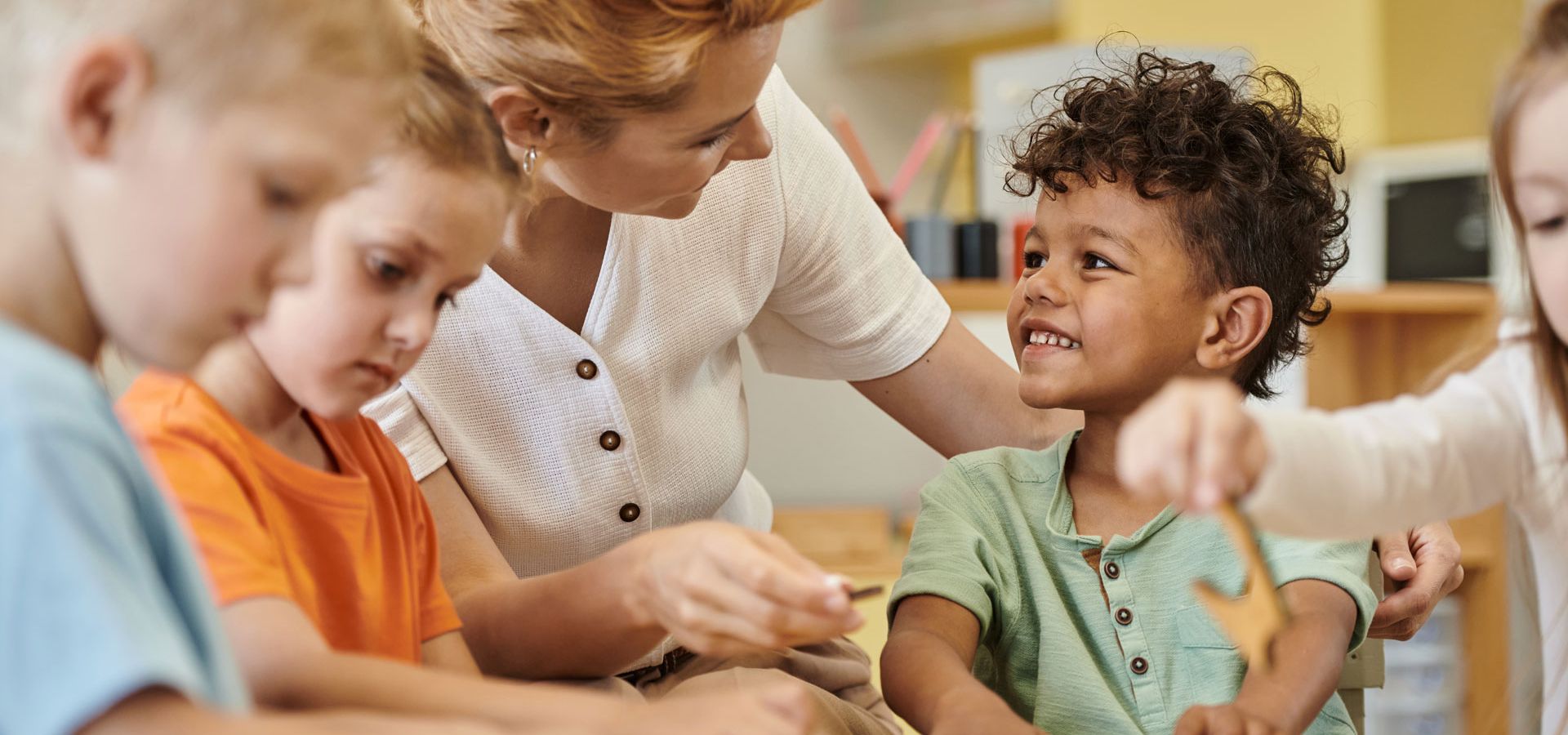 Kinder spielen gemeinsam im Kindergarten
