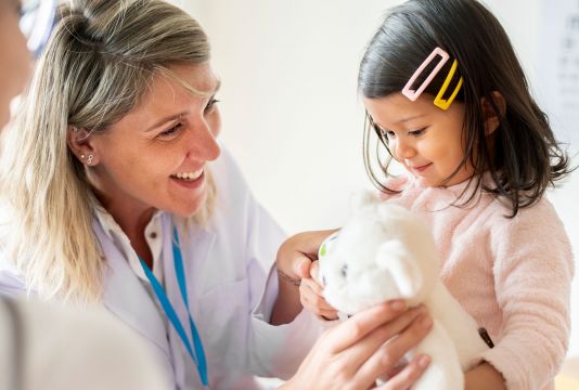 Vorsorgeuntersuchung eines Kleinkinds bei einer Kinderärztin
