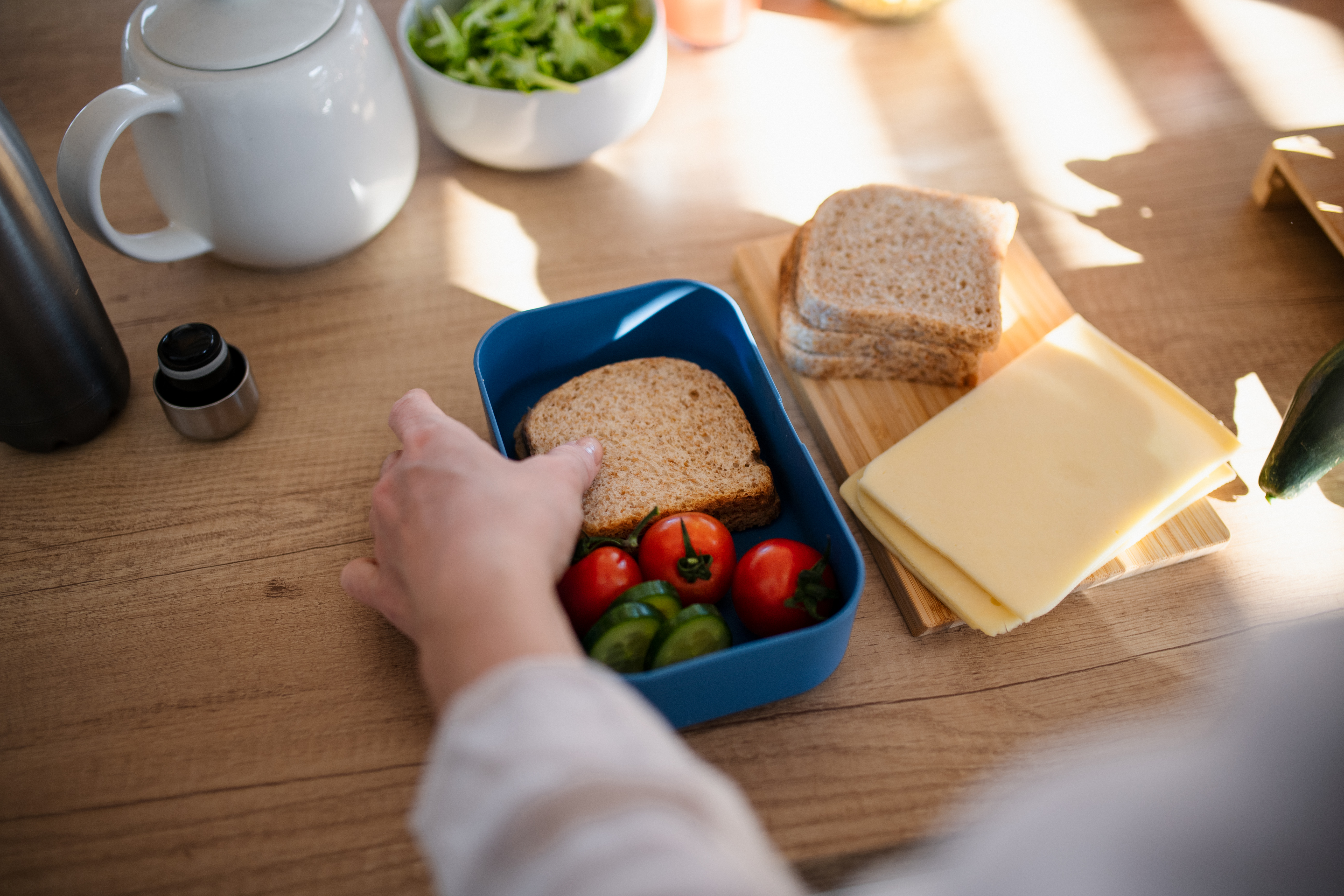 Gesundes Essen in einer Lunchbox für die Schichtarbeit in der Pädagogik